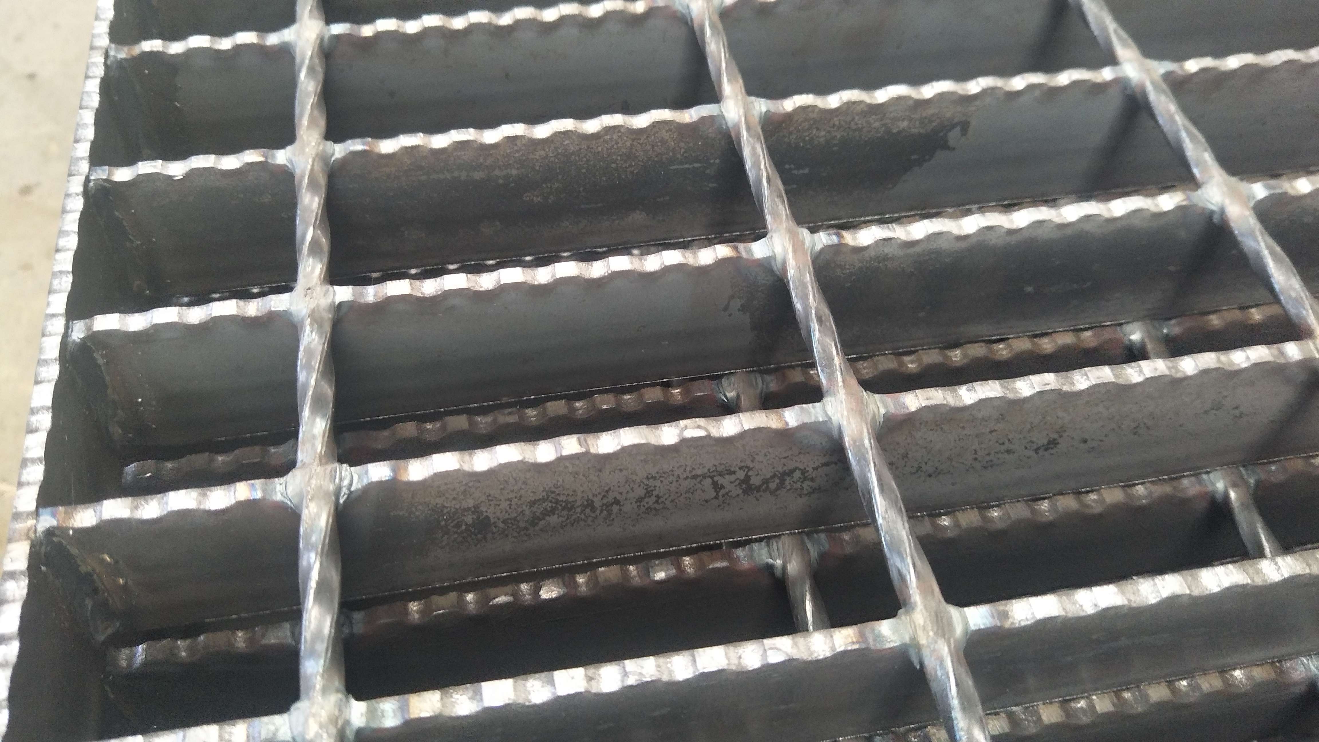 防滑耐腐蚀排水沟盖板钢格栅网格板 平台踏步镀锌齿型钢格板现货