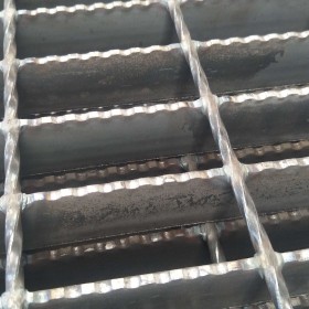 防滑耐腐蚀排水沟盖板钢格栅网格板 平台踏步镀锌齿型钢格板现货