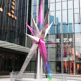 杭州商业街三角拼接镂空雕塑 不锈钢抽象七彩景观摆件