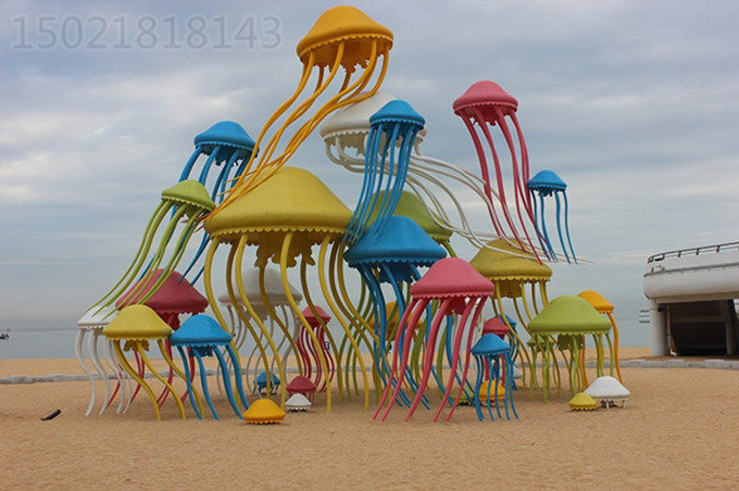 银川沙滩景观彩绘水母雕塑 海岸不锈钢海洋生物摆件
