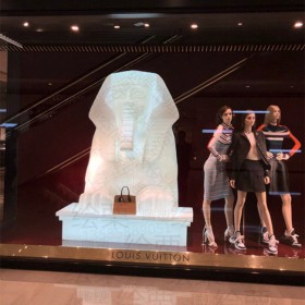 四平商场橱窗展示 透光树脂人物雕塑艺术