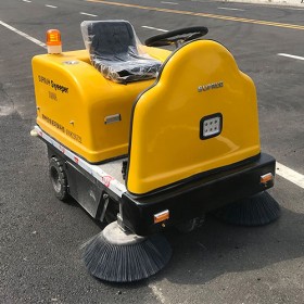 圣倍诺工厂小型扫地车1400A-驾驶轻松+操作简单