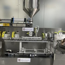 水平式包装机 胶原蛋白肽灌装机 水平式吸嘴包装机
