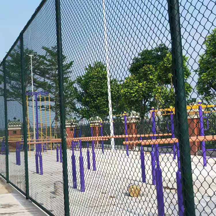 深圳中学操场围栏 足球场护栏网定制 组装式球场围网图片
