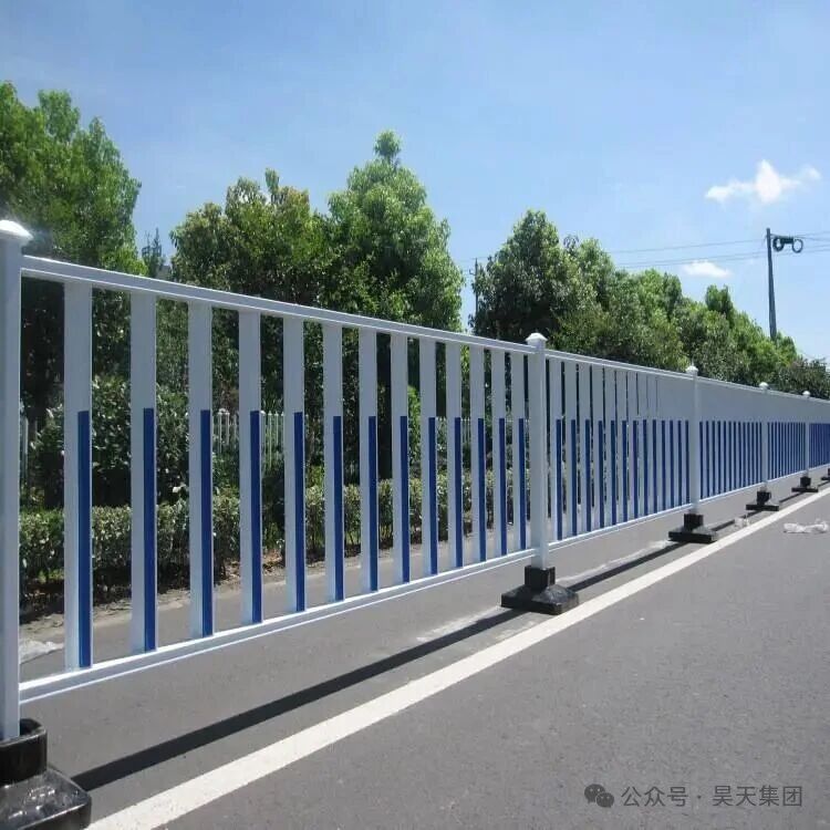 广东护栏厂 市政道路护栏 工地车间小区围挡锌钢护栏生产定制
